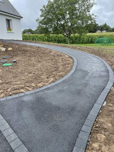 Aménagement allée avec chainette de pavée et enrobé