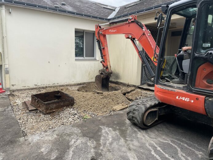 Pose d'un bac dégraisseur à Séné