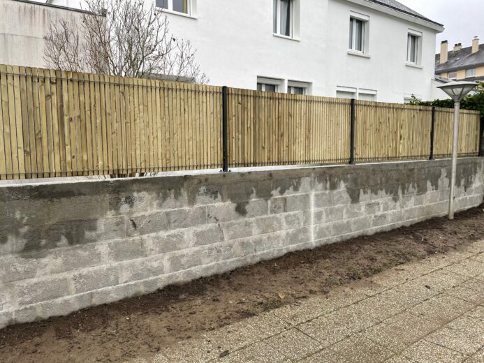 Muret + Clôture rigide + Occultant bois à Vannes