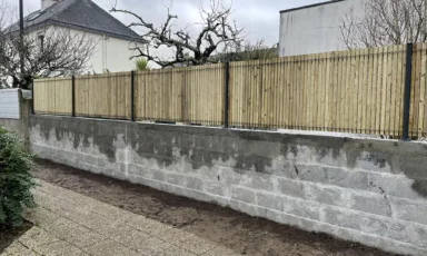 Muret et clôture rigide avec occultant bois à Vannes