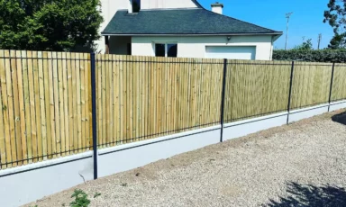 Cloture en bois avec mur de soubassement