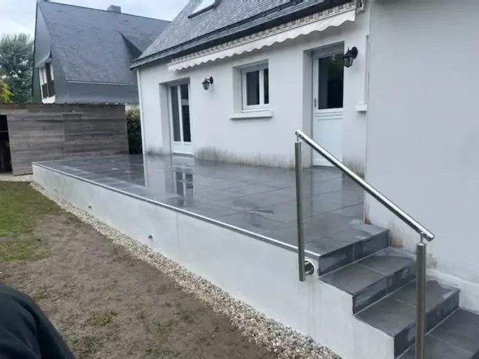 Dallage pour réalisation d'un escalier d'extérieur et terrasse à Auray
