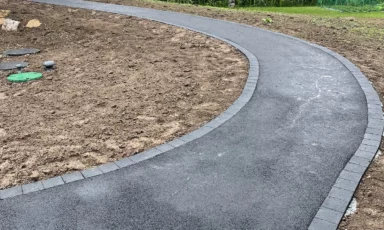 Aménagement allée avec chainette de pavée et enrobé