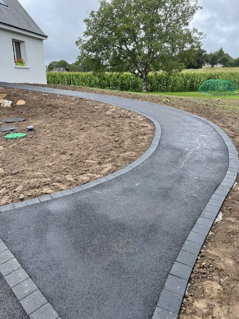 Aménagement allée avec chainette de pavée et enrobé