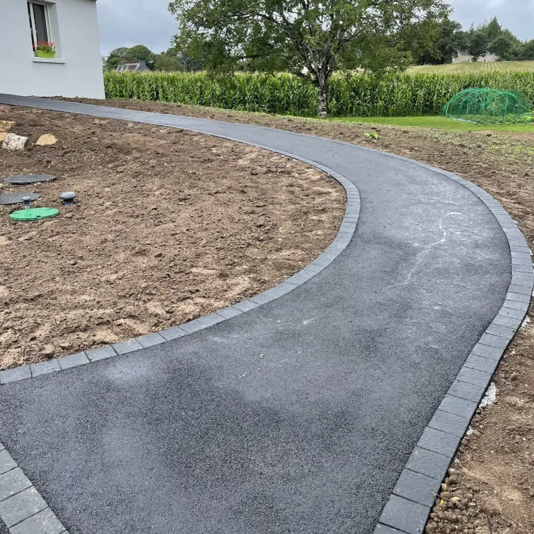 Aménagement allée avec chainette de pavée et enrobé